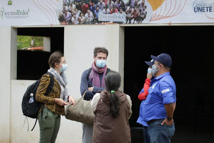 Team van Kampani tijdens een ontmoeting met een van de boeren partnerorganisaties van Rikolto