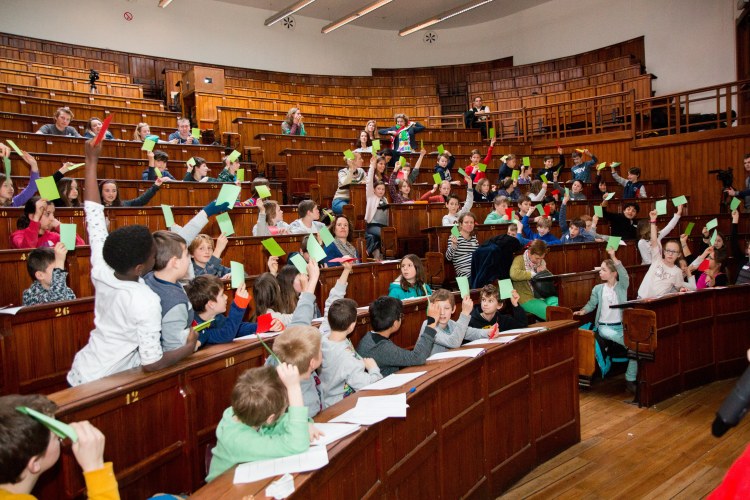 Schoolkinderen in België proeven en stemmen over welke smaken zij graag in het Voedsel voor de Toekomst willen