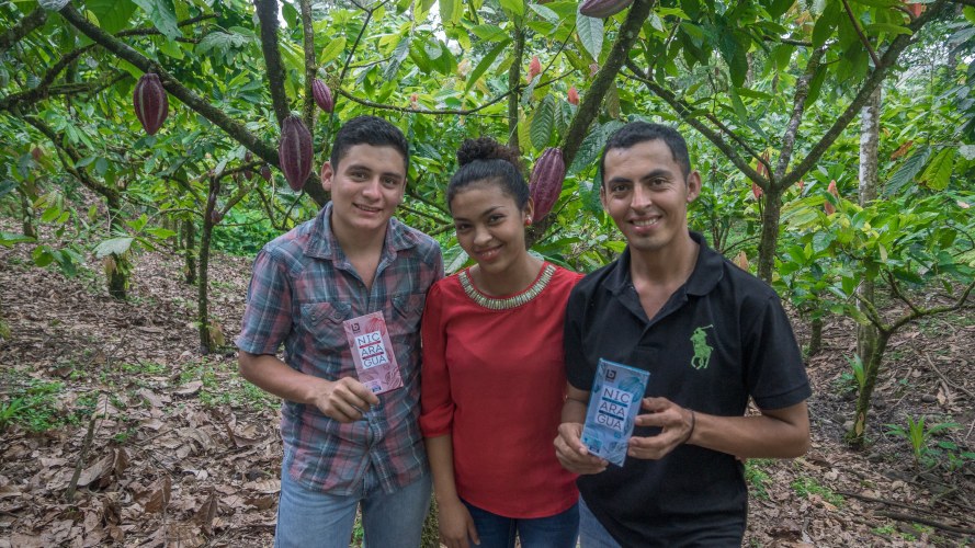 In Nicaragua leveren jonge boeren 12 ton cacao. Dankzij een samenwerking tussen Rikolto, Colruyt group en de coöperatie La Campesina wordt van deze cacoa duurzame chocolade gemaakt. Op naar 31 ton in 2021.