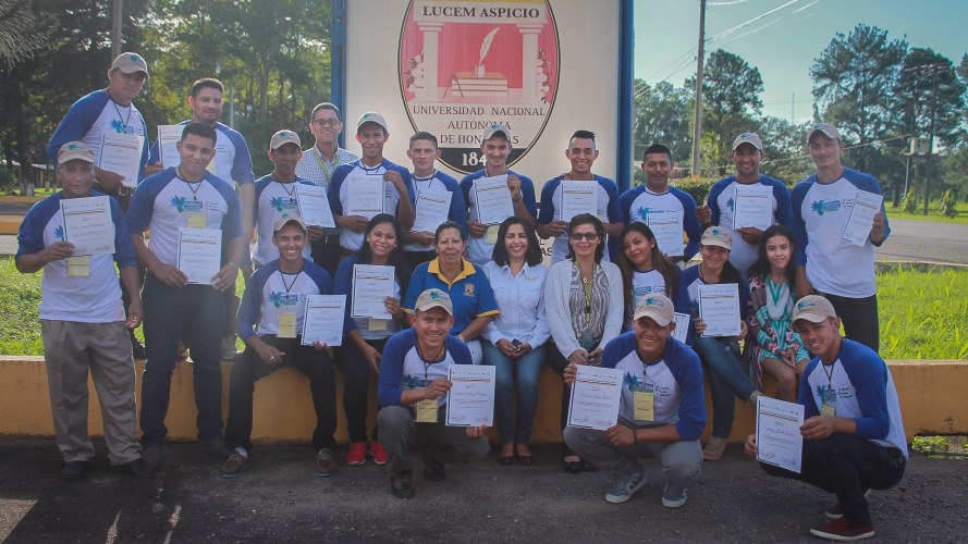 Entre noviembre y diciembre del año 2017 se graduó el primer grupo de 20 jóvenes de las cooperativas cacaoteras La Campesina, Ríos de Agua viva (Nicaragua) y APROSACAO (Honduras).