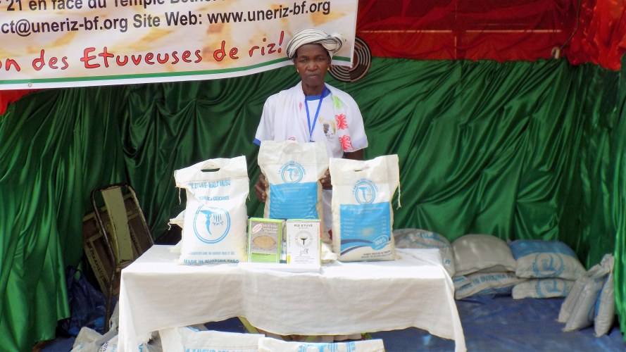 In Burkina krijgt de rijst een nieuwe verpakking. Het maakt de rijst van de vrouwen van Douna aantrekkelijker en zichtbaarder op de lokale markt. Het vertrouwen van de consument groeit.