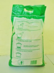 Les femmes franchisées approvisionnent l'UNERIZ avec du riz étuvé de qualité supérieur Un sac de riz étuvé